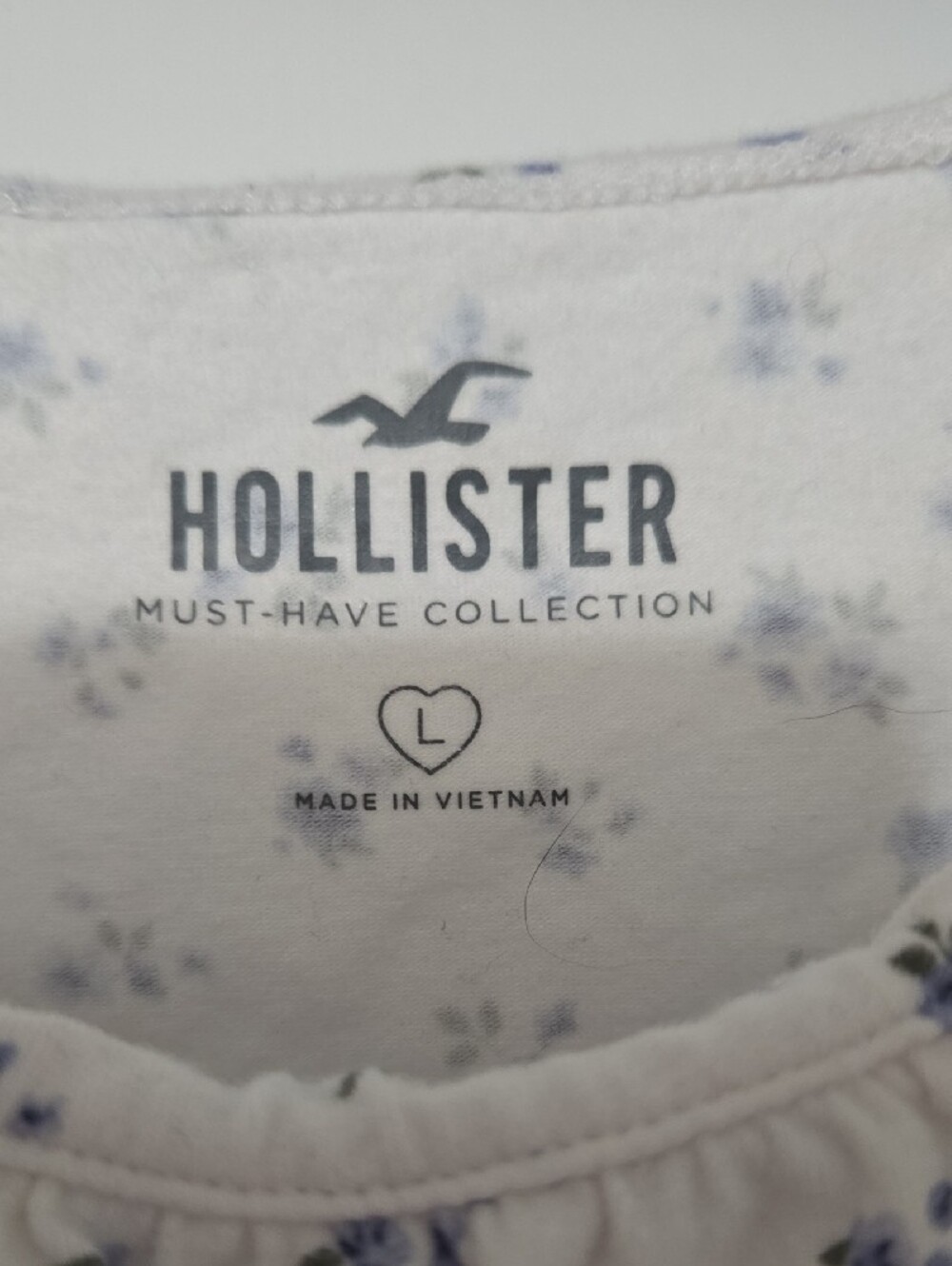 Hollister White Crop Top with Blue Floral Print - Picture 2 of 5